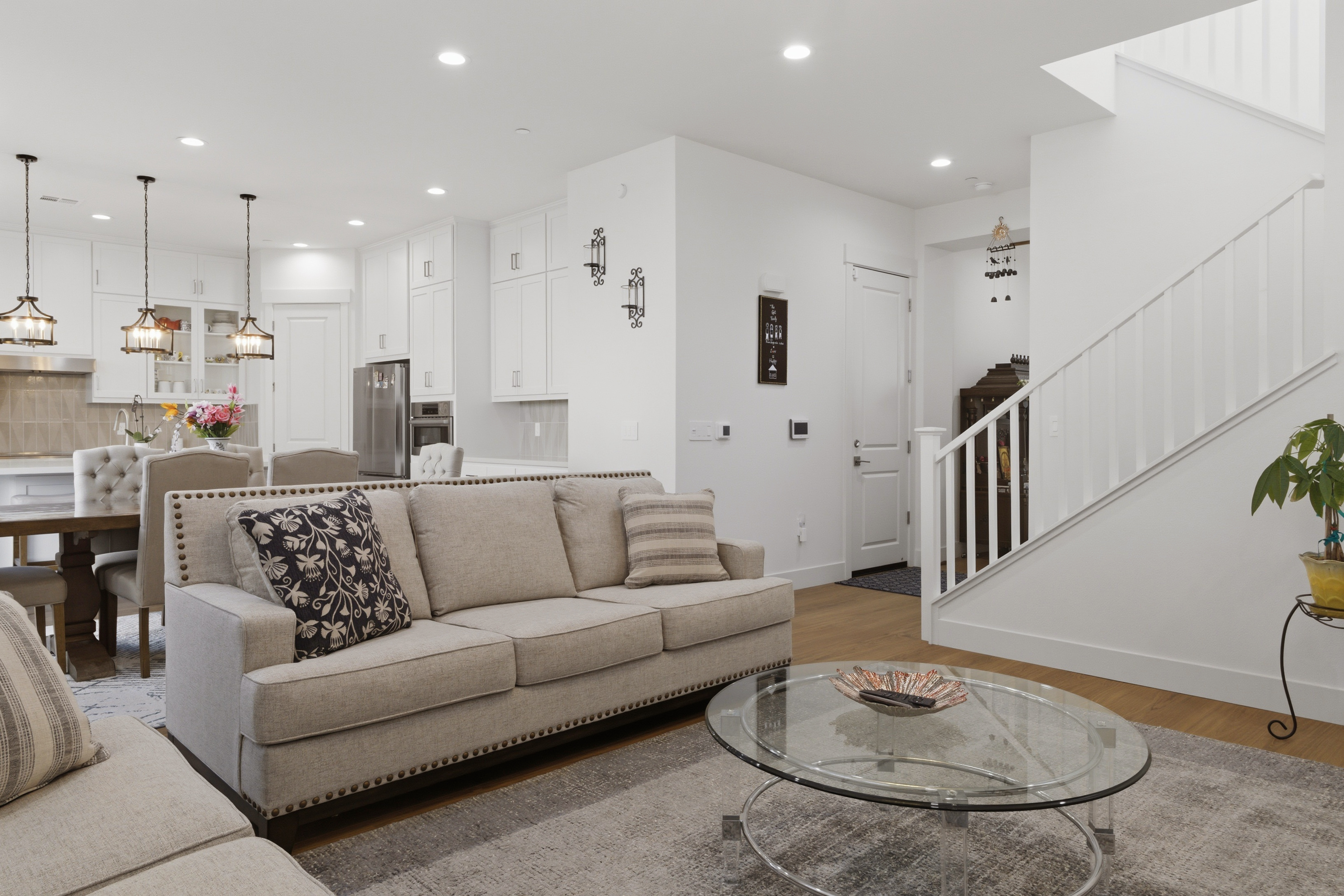 1522 E Walsh Avenue living area